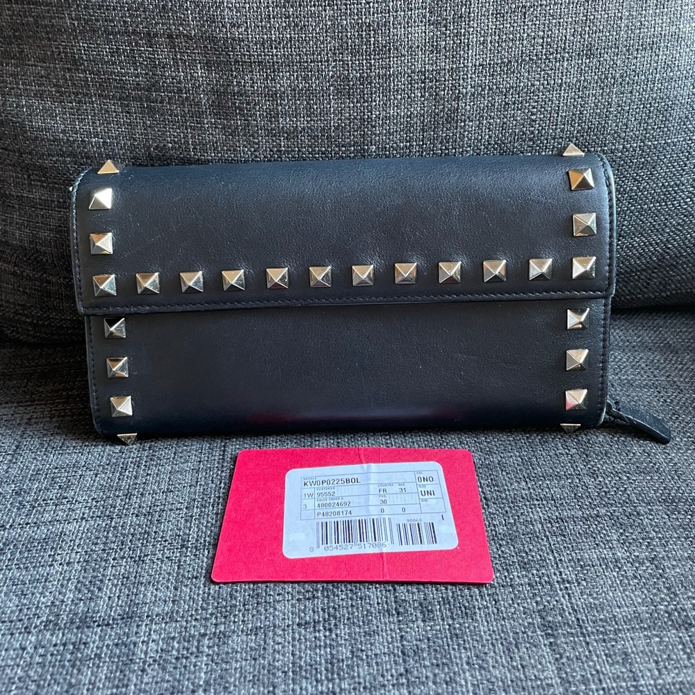 VALENTINO GARAVANI
Calfskin Rockstud  long Wallet